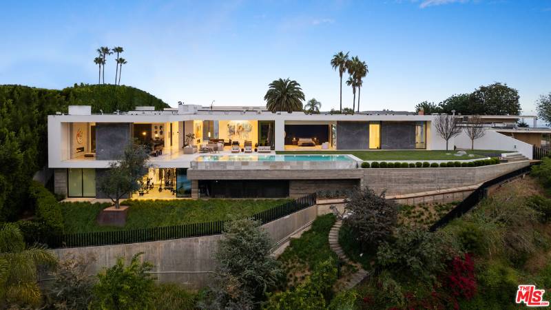 9265 Robin Dr, Los Angeles, CA 90069