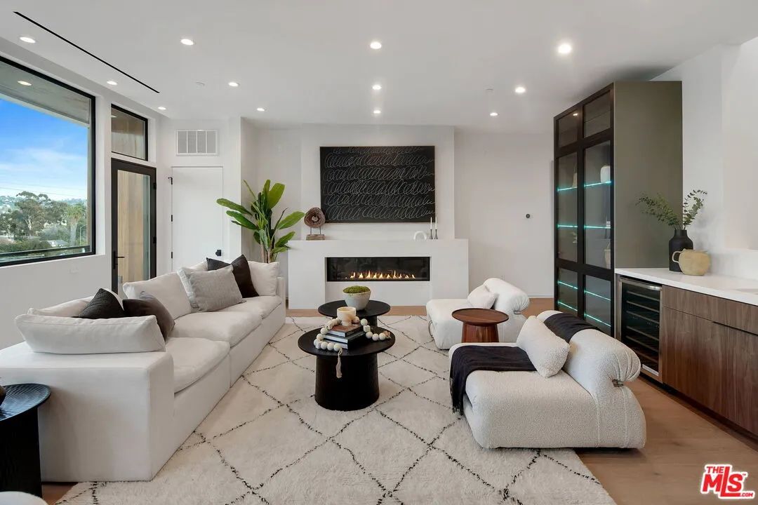 2354 Riverside Dr, Los Angeles, CA 90039