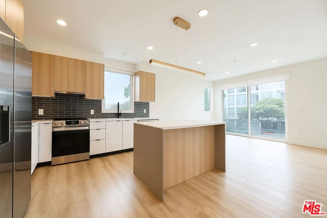 5813 W Lexington Ave unit 201, Los Angeles, CA 90038