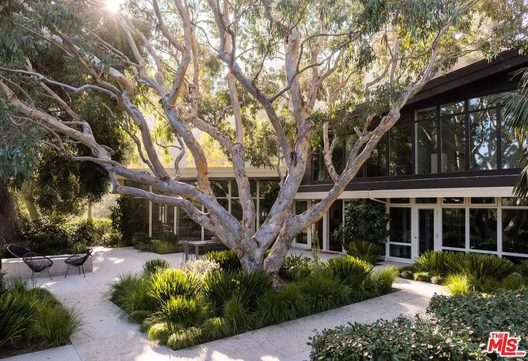 2179 Mandeville Canyon Rd, Los Angeles, CA 90049