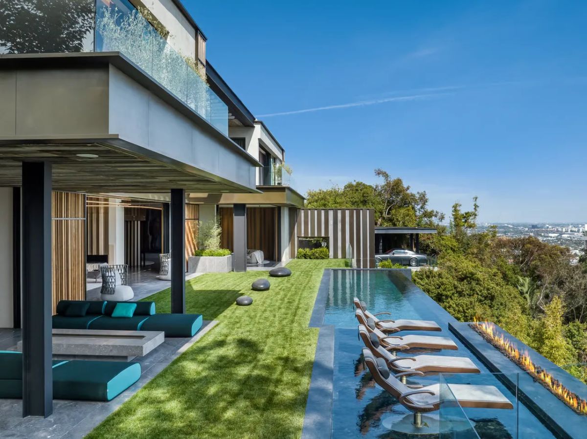 8741 St Ives Dr, West Hollywood, CA 90069