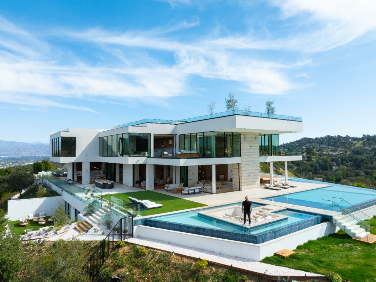 16187 Royal Oak Rd, Encino, CA 91436