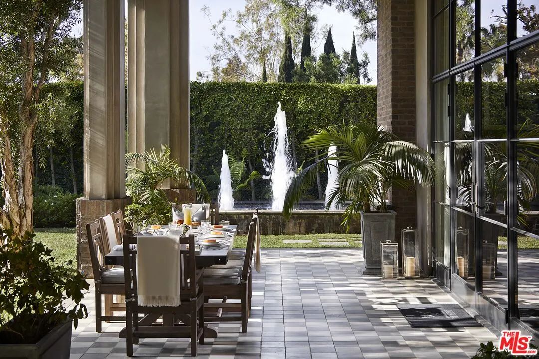 107 Delfern Dr, Los Angeles, CA 90077