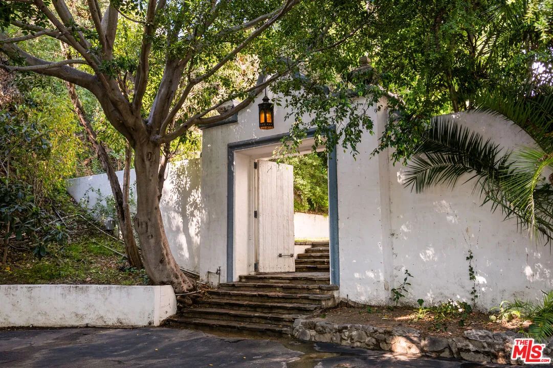 1196 Brooklawn Dr, Los Angeles, CA 90077