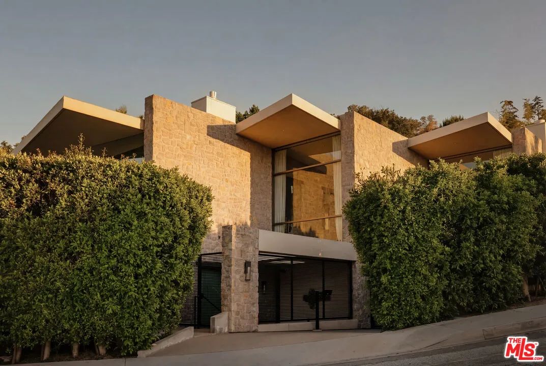 9233 Swallow Dr, Los Angeles, CA 90069